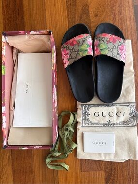 Gucci GG Blooms Slide Sandals | Black Rubber | Floral Strap